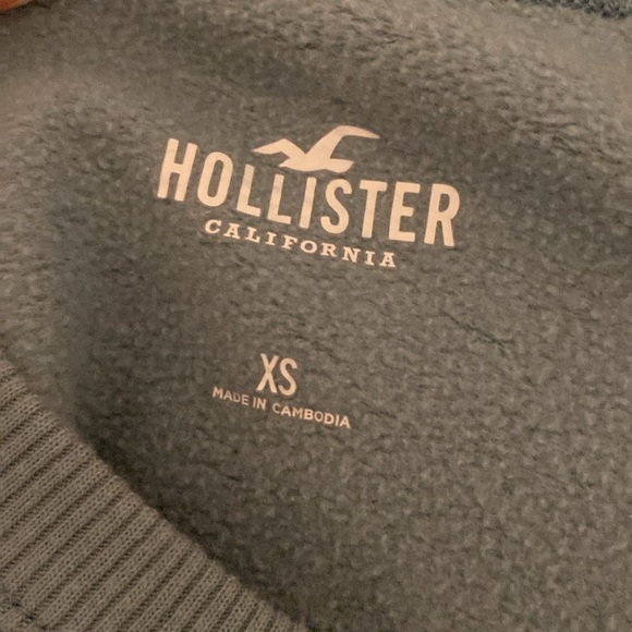 Blue with a little tint of green hollister crewneck. XS 
(I take offers too) - Picture 4 of 4